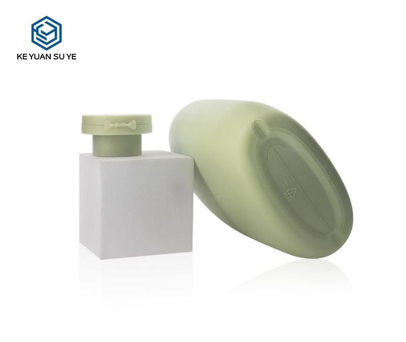 KY053 - Chai Nhua HDPE Dung Dau Goi/Sua Tam Mau Xanh 350ml, Nap Bat, Hieu Ung Soft-Touch