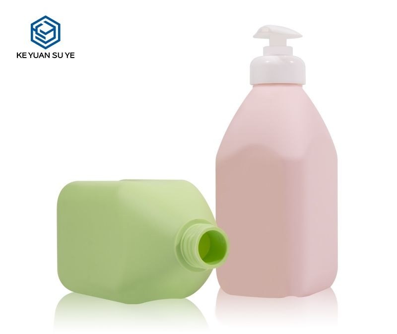 KY180 - Chai Nhua HDPE Dung Dau Goi 500ml Kem Voi Bom