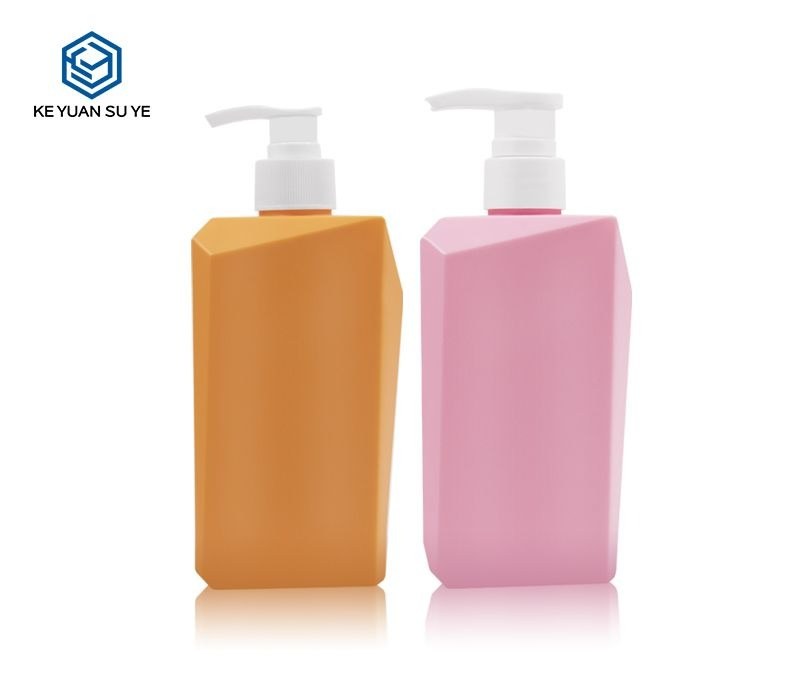 KY185 - Chai dầu gội nhựa 550ml màu hồng kèm vòi bơm