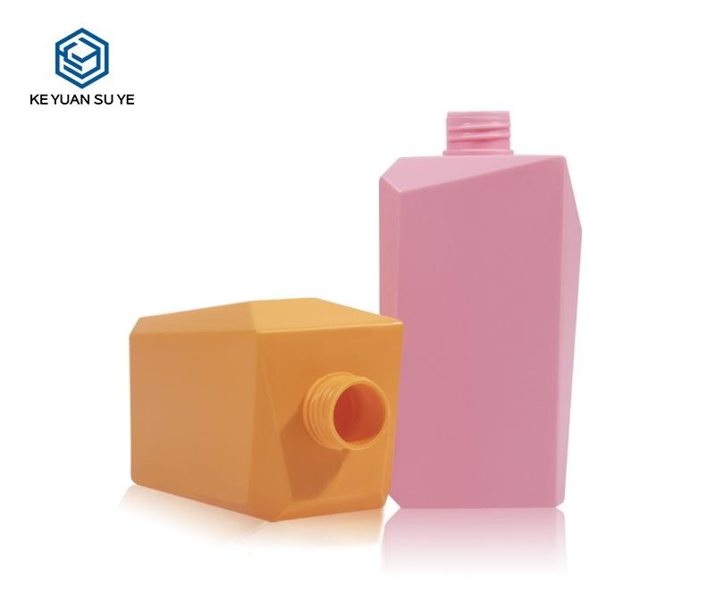 KY185 - Chai dầu gội nhựa 550ml màu hồng kèm vòi bơm
