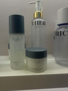 Bộ chai lọ skincare cao cấp trưng bày tại showroom
