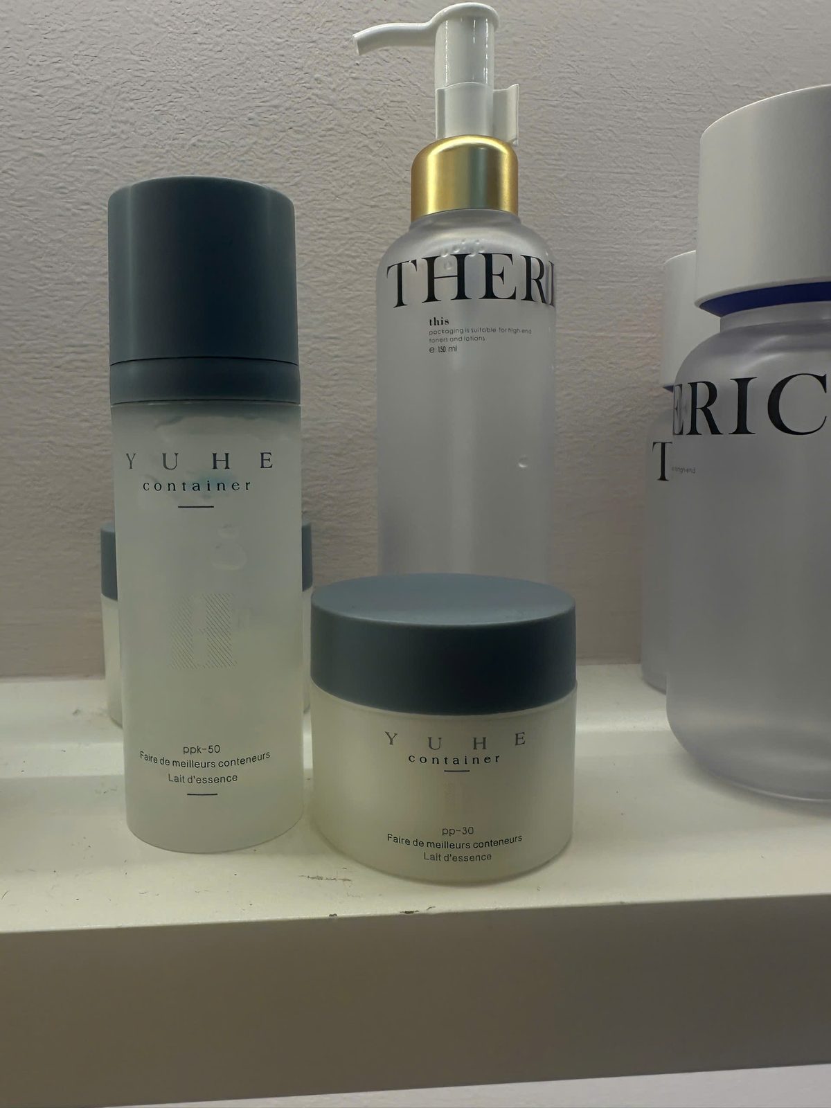 Bộ chai lọ skincare cao cấp trưng bày tại showroom