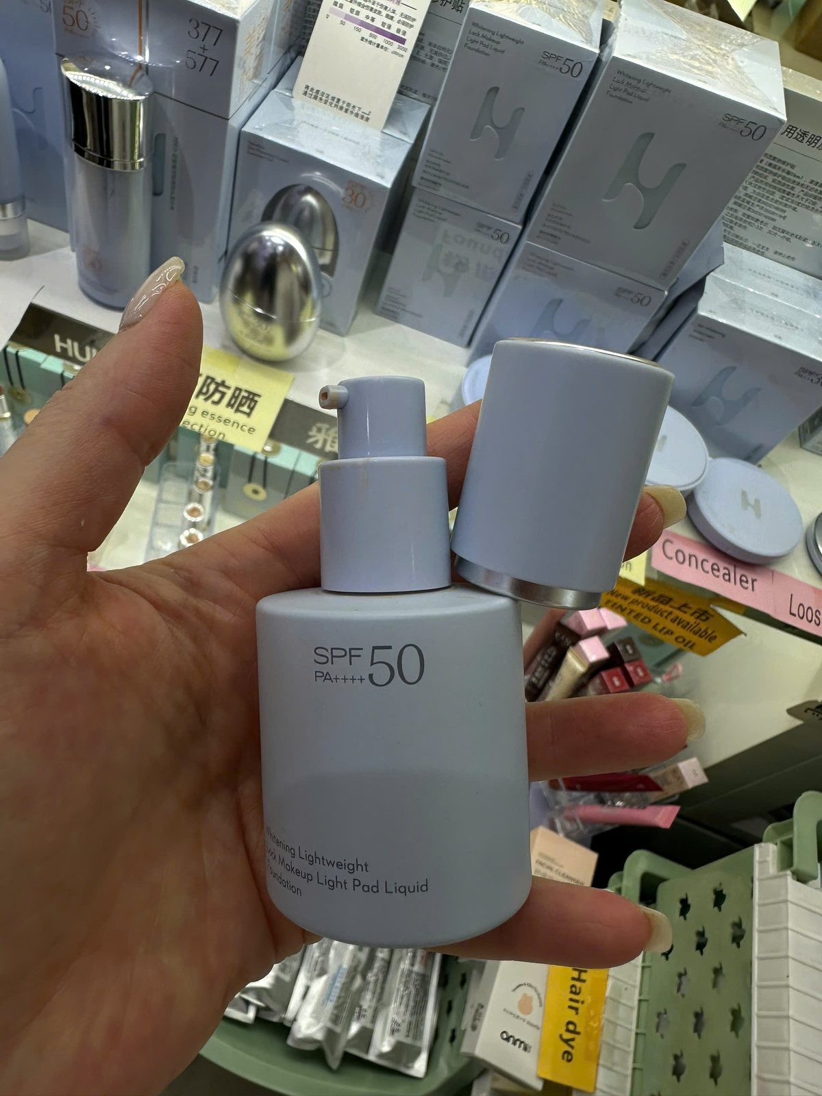 Mẫu chai chống nắng SPF50 cầm tay tại xưởng bao bì mỹ phẩm