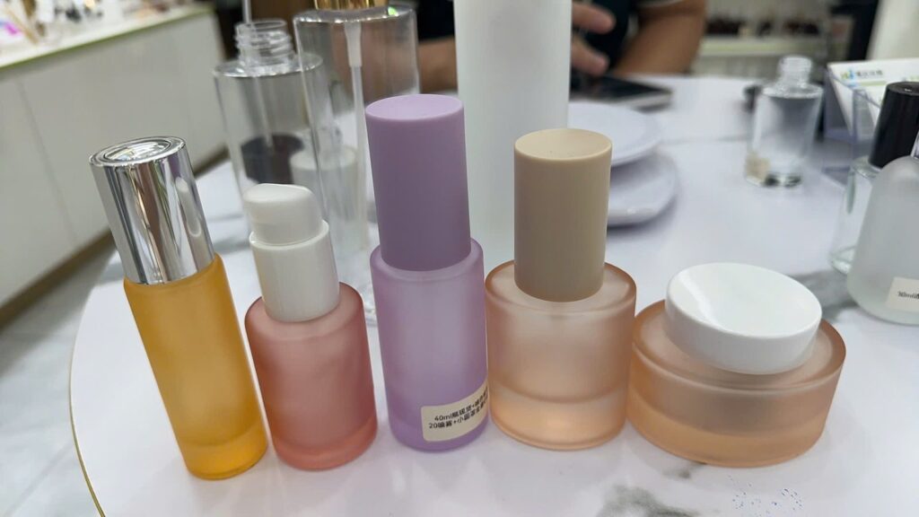Các mẫu chai serum với pump và nắp khác nhau