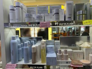 Chọn vật liệu bao bì mỹ phẩm theo công thức — showroom chai lọ đa dạng tại Veeni Việt Nam