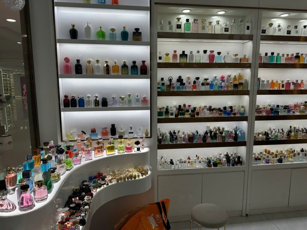 Showroom bao bì mỹ phẩm quy mô lớn với hàng nghìn mẫu