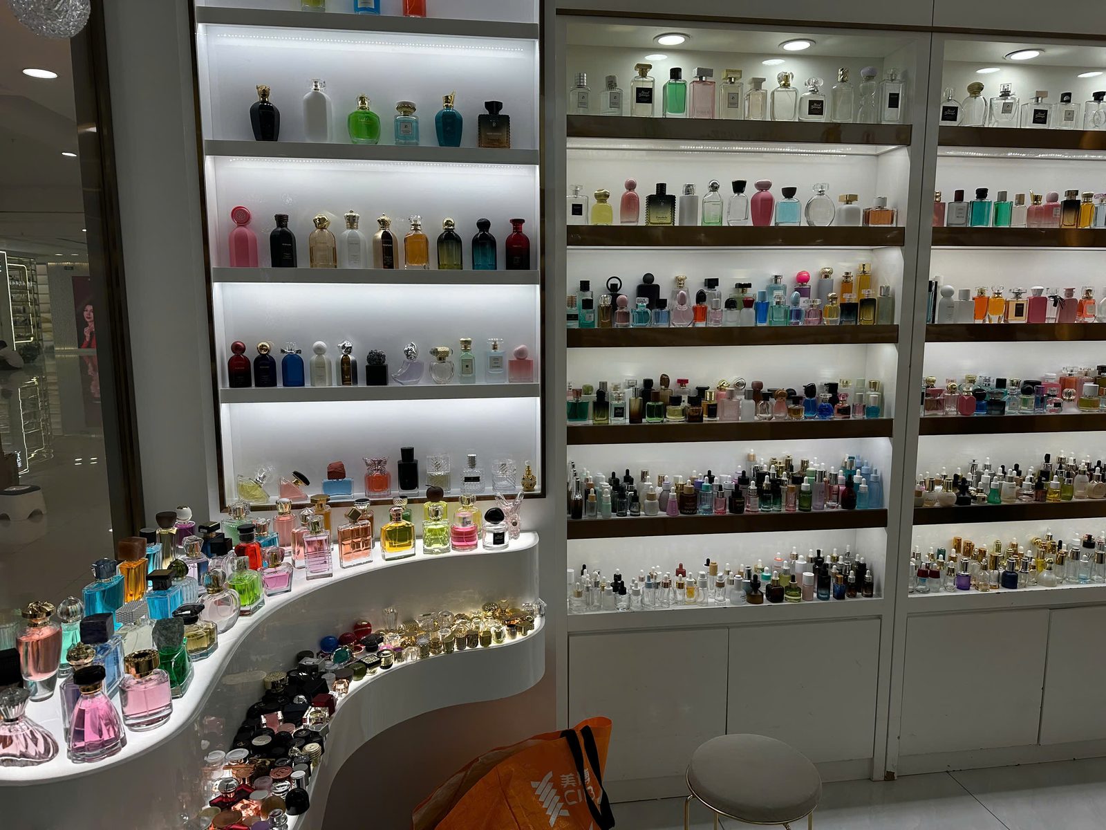 Showroom bao bì mỹ phẩm quy mô lớn với hàng nghìn mẫu