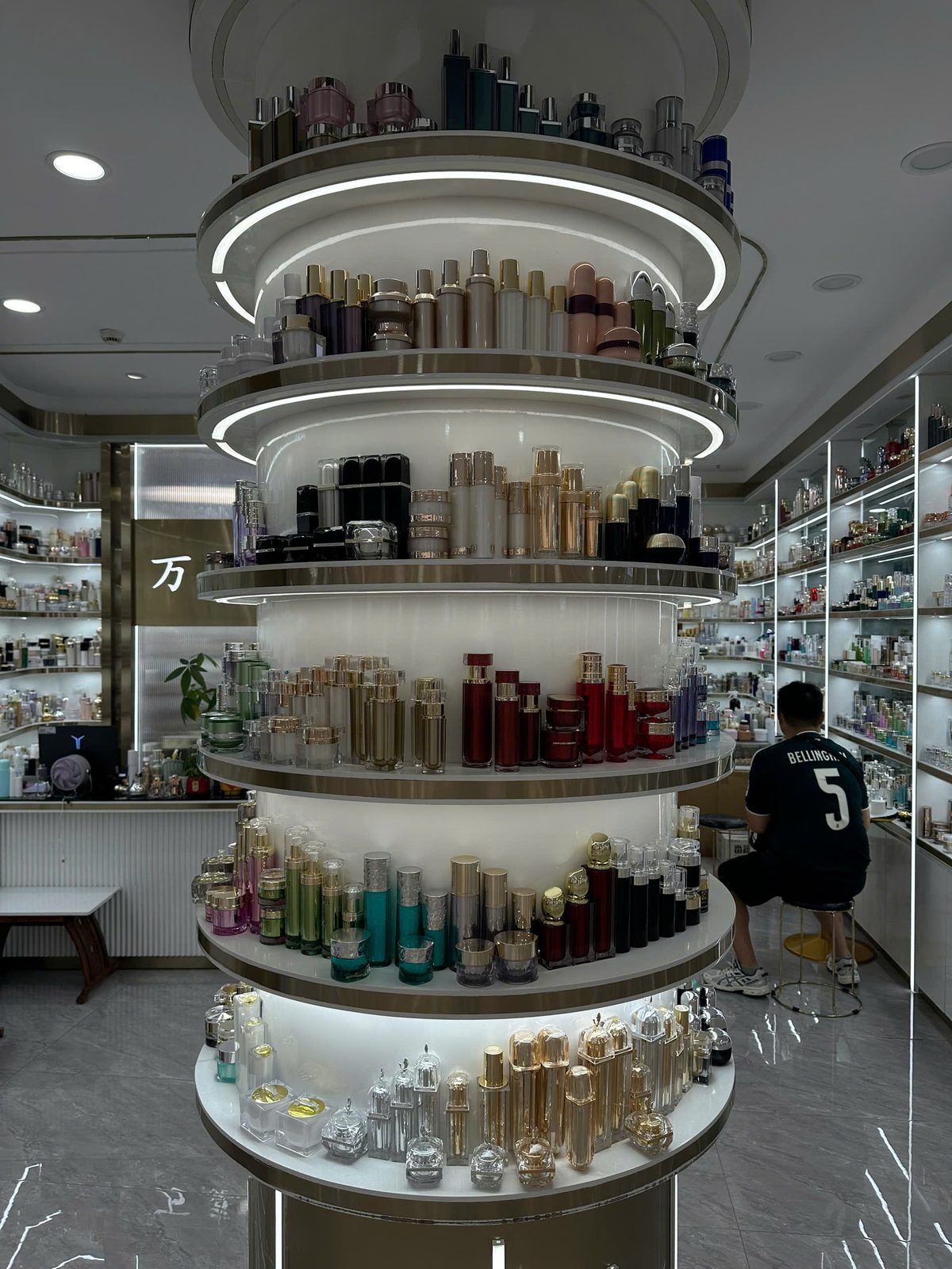 Showroom chai lọ mỹ phẩm tại nhà máy Veeni Việt Nam