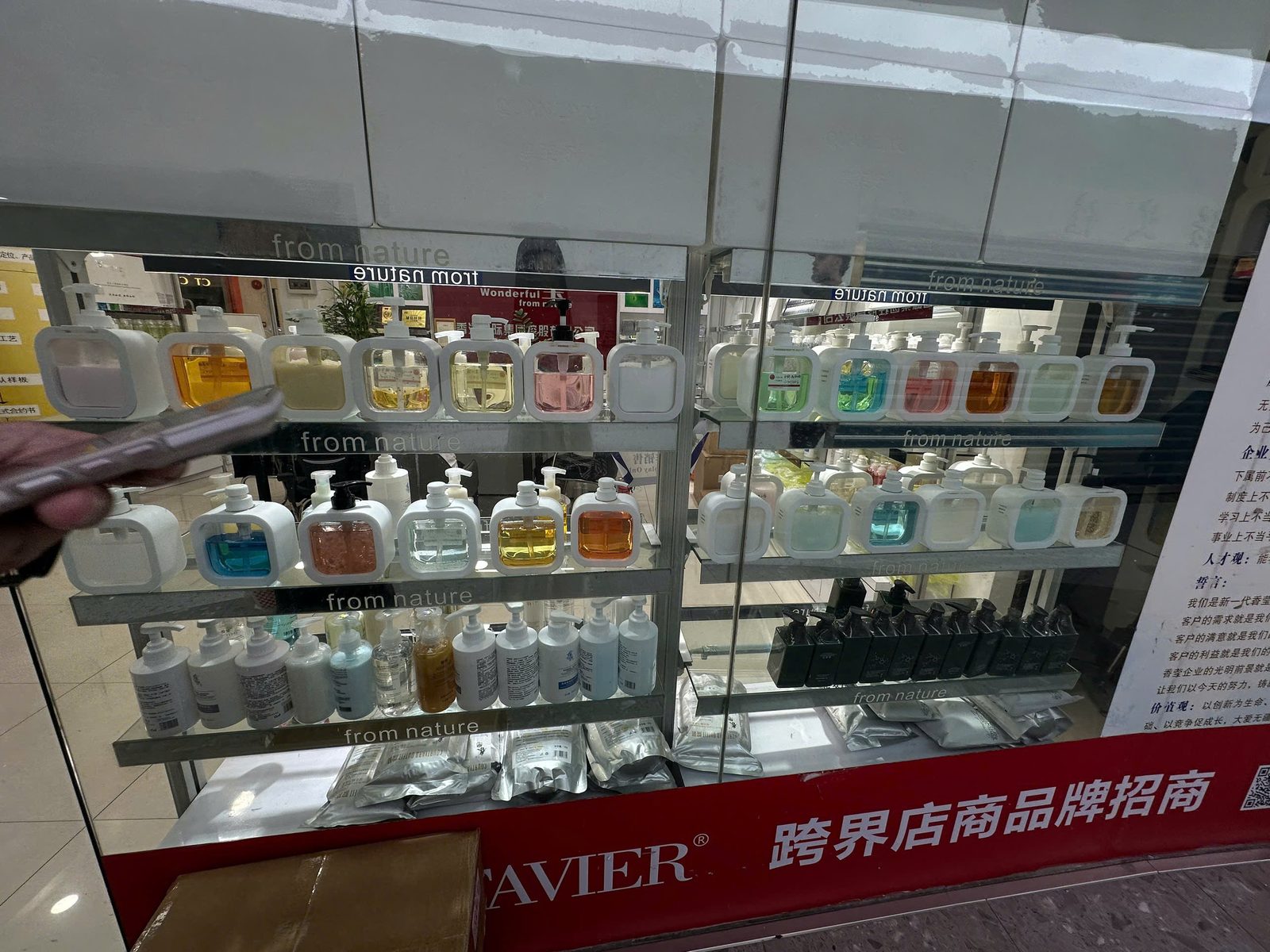 Showroom chai lọ mỹ phẩm bên trong nhà máy đối tác