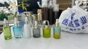 Mẫu chai lọ mỹ phẩm airless và pump nhiều màu trên bàn