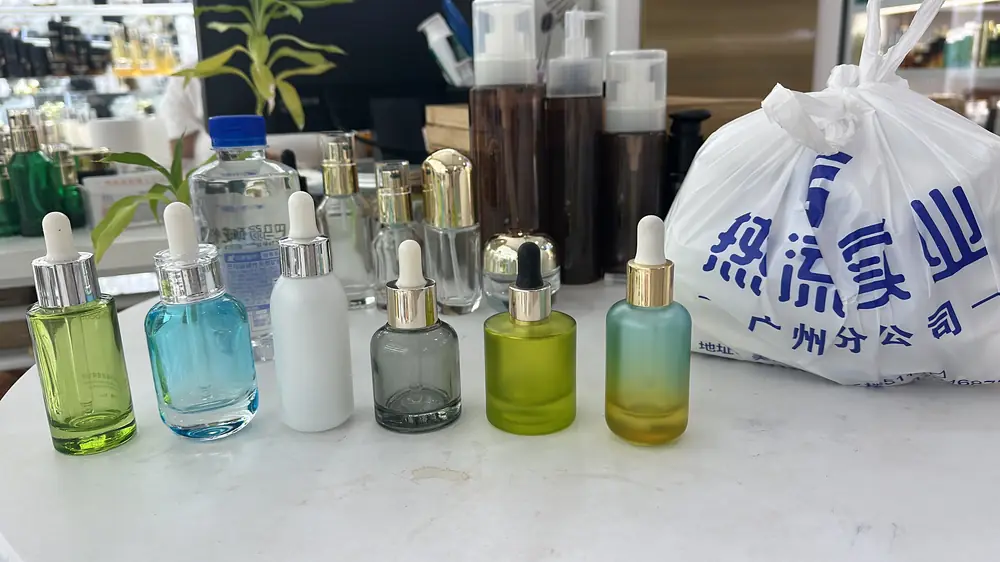 Mẫu chai lọ mỹ phẩm nhiều màu trên bàn