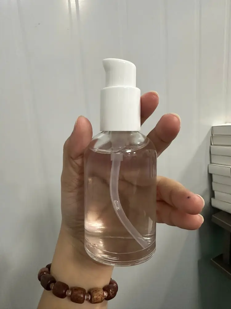 Chai pump 100ml trong suốt cầm trên tay