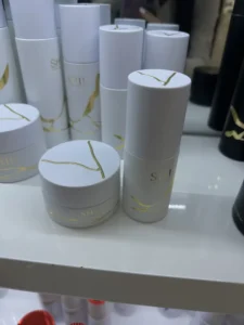 Hộp giấy trắng và hũ kem đồng bộ