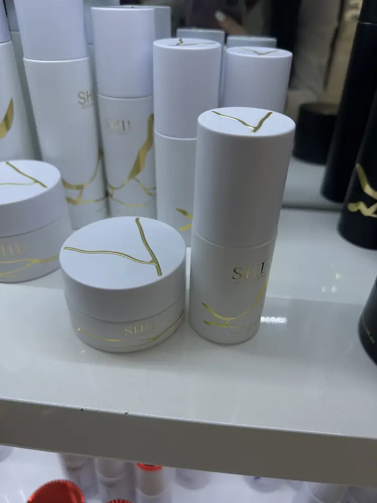 Hộp giấy trắng và hũ kem đồng bộ