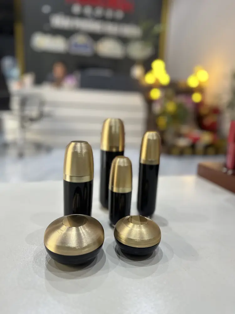 Bộ chai lọ mỹ phẩm đen vàng cao cấp