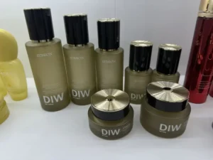 Bộ chai lọ mỹ phẩm in logo màu vàng đồng — in logo chai lọ mỹ phẩm