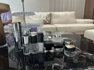 Bàn mẫu chai lọ mỹ phẩm tại showroom cho khách mua số lượng ít