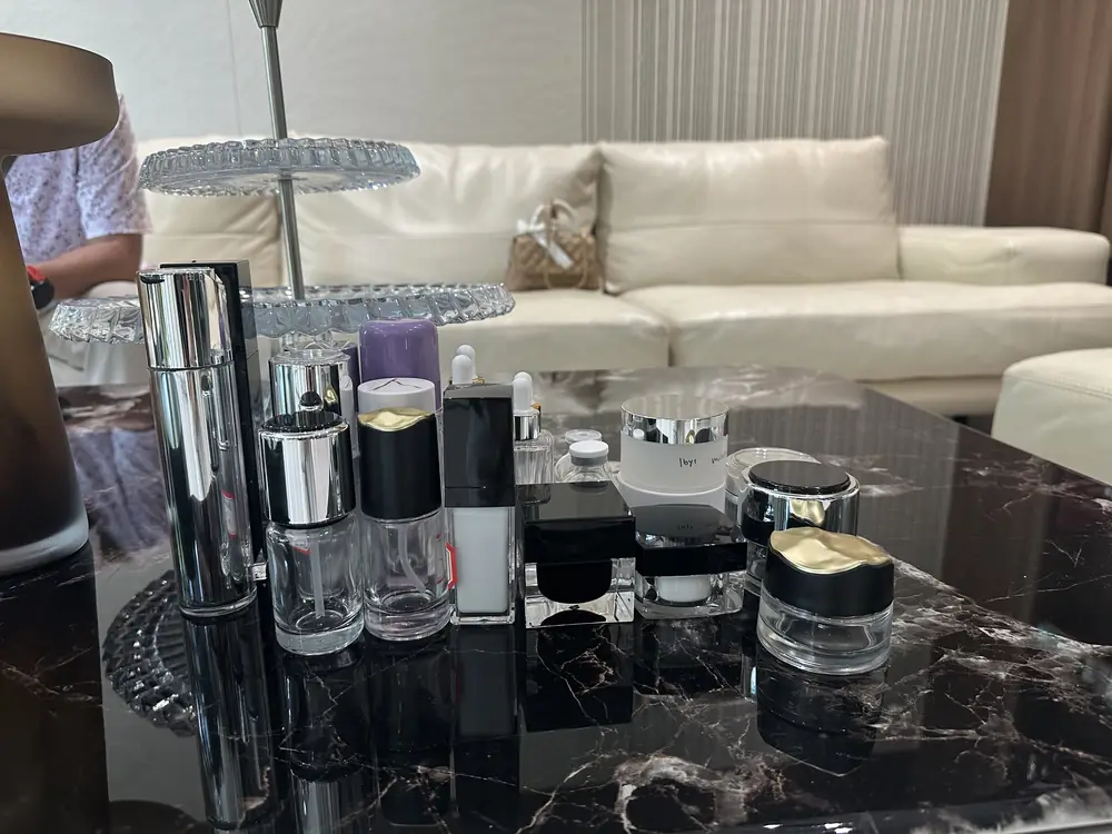 Bàn mẫu chai lọ mỹ phẩm đa dạng tại showroom Veeni
