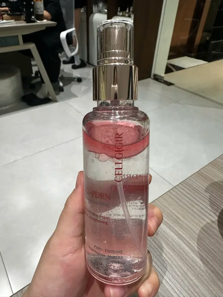 Chai body mist trong suốt cầm trên tay