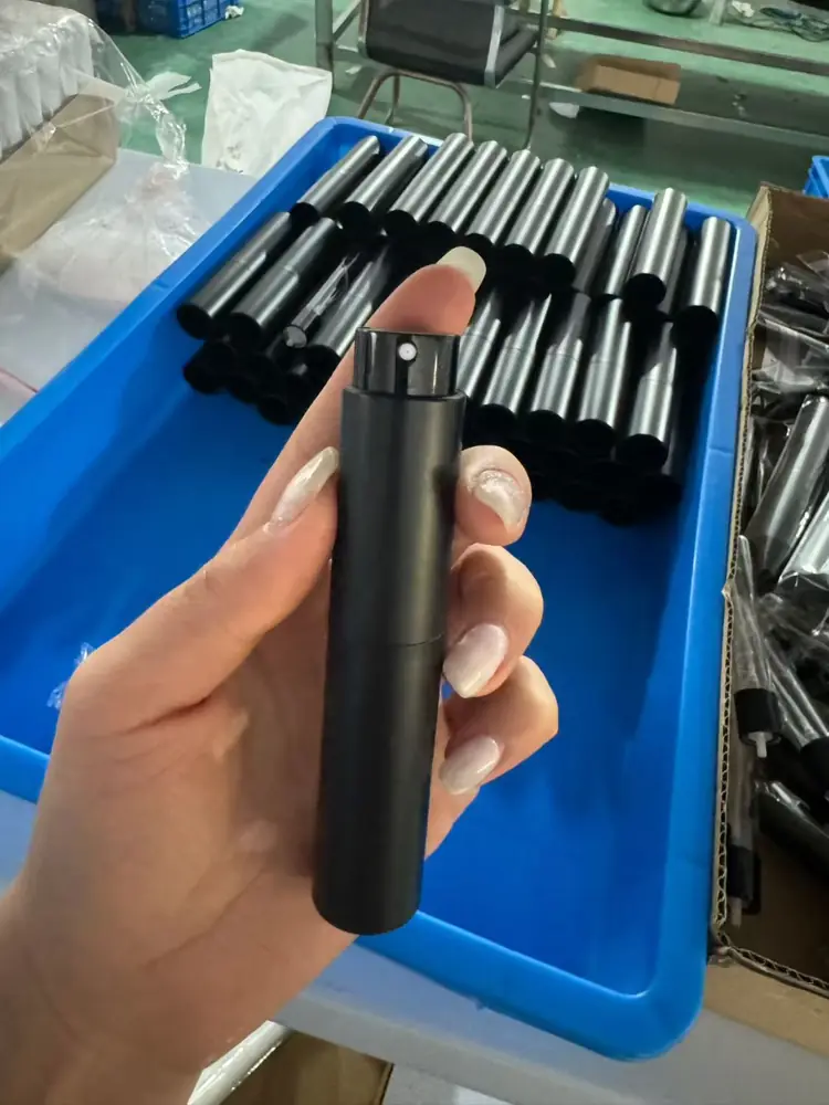 Chai chiết nước hoa 8ml màu đen cầm trên tay